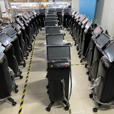 Máquina láser de hielo de diodo de 810nm 808nm 3 onda para el endurecimiento de la piel / eliminador de poros