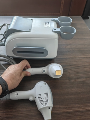 3.5 pulgadas de pantalla táctil de color 808nm Diodo máquina de depilación láser para el tratamiento del salón de belleza