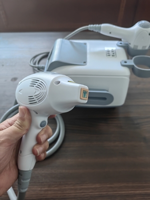 3.5 pulgadas de pantalla táctil de color 808nm Diodo máquina de depilación láser para el tratamiento del salón de belleza