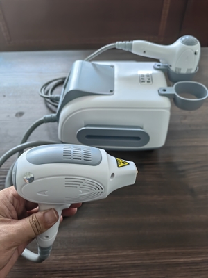 3.5 pulgadas de pantalla táctil de color 808nm Diodo máquina de depilación láser para el tratamiento del salón de belleza