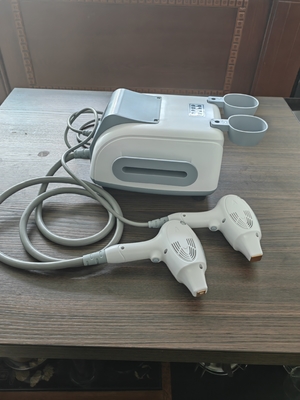 3.5 pulgadas de pantalla táctil de color 808nm Diodo máquina de depilación láser para el tratamiento del salón de belleza