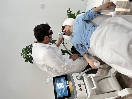 Q Switch Nd YAG Máquina de eliminación de tatuajes láser 1064nm 532nm 1320nm 2 años de garantía