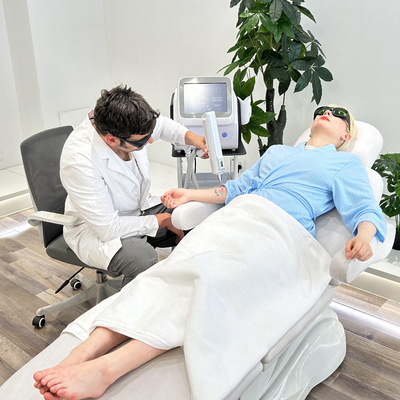 Máquina de depilación médica Nd YAG 1064nm 532nm Equipo de eliminación de tatuajes con láser