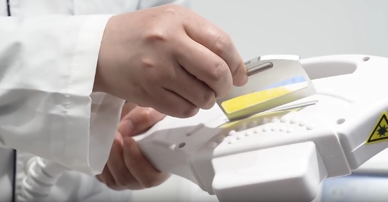 8Máquina de eliminación de vello IPL de pantalla táctil de 4 pulgadas para salón de belleza / salón cosmético